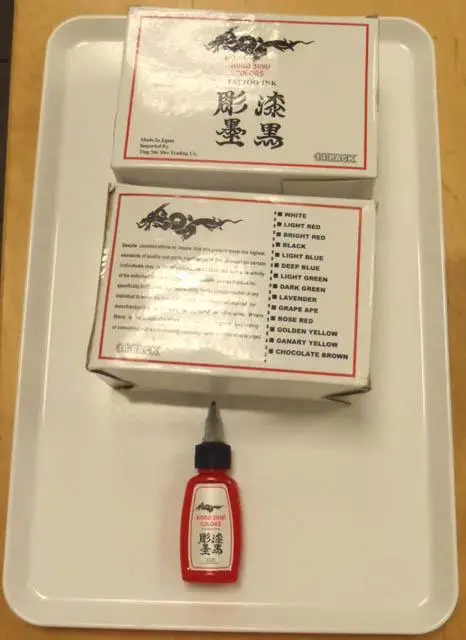 Foto aus der offiziellen Meldung: Kuro Sumi Colors Dragons Breath Red Tätowierungstinte — Risiko: Chemikalie