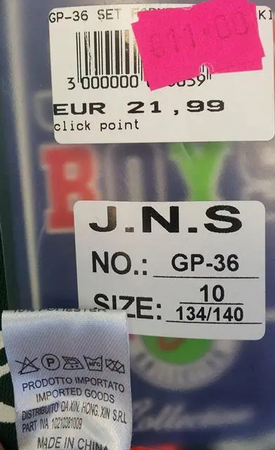 Foto uit de officiële melding: J.N.S BOYS Kinderkleding set — risico: Verwurging