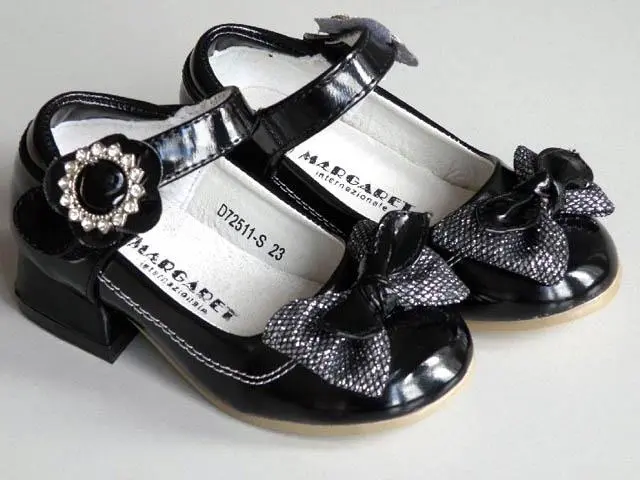 Foto aus der offiziellen Meldung: Margaret internazionale Mädchenschuhe — Risiko: Ersticken