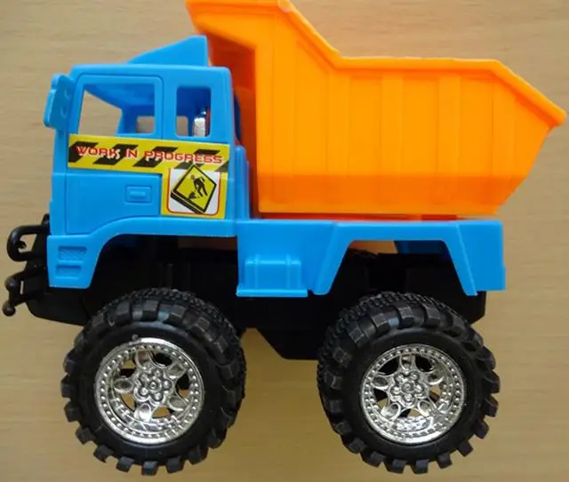 Foto do aviso oficial: Truck construction Camião de brinquedo de plástico — risco: Engasgamento