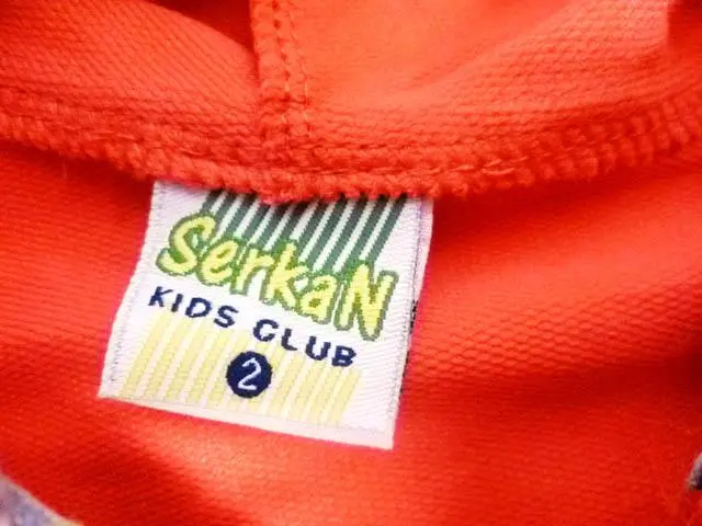 Foto uit de officiële melding: SERKAN Kids club Kinderkleding set — risico: Verwonding & Verwurging