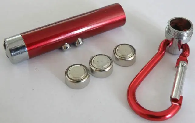 Foto aus der offiziellen Meldung: 3in1 LASER &amp; LED LIGHT Laserpointer — Risiko: Sehschaden