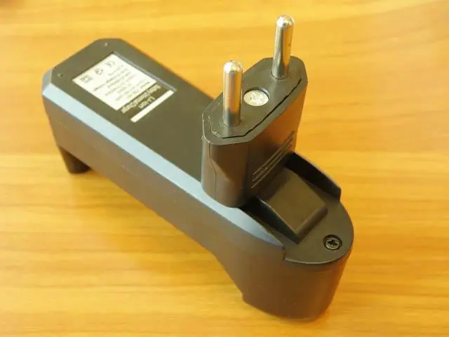 Photo de l’avis officiel: Li-ion Battery Universal Charger Chargeur de batterie — risque: Choc électrique