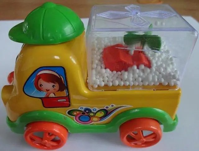 Foto aus der offiziellen Meldung: Toys Plastikspielzeugauto — Risiko: Ersticken