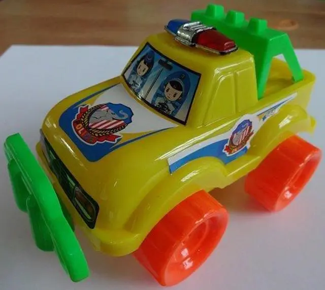 Foto aus der offiziellen Meldung: Toys Pull-along Spielzeugauto — Risiko: Ersticken