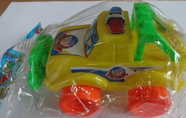 Foto aus der offiziellen Meldung: Toys Pull-along Spielzeugauto — Risiko: Ersticken