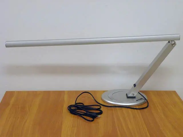 Foto do aviso oficial: Professional Table Lamp Lâmpada de mesa fluorescente — risco: Choque elétrico