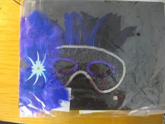Photo from the official notice: "Tollas szemmaszk" (feathered eye mask) carnival mask — burns risk