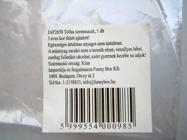 Photo from the official notice: "Tollas szemmaszk" (feathered eye mask) carnival mask — burns risk