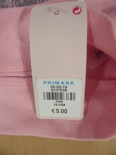 Foto aus der offiziellen Meldung: Young Dimension/Primark Sweatshirt für Babys — Risiko: Ersticken