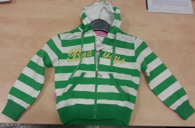 Foto aus der offiziellen Meldung: Yilisi Kinderpullover — Risiko: Strangulierung