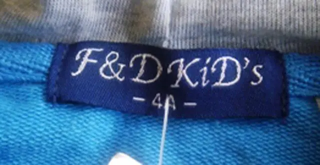 Foto uit de officiële melding: F&amp;D KID'S Kinderkleding van twee delen — risico: Verwurging