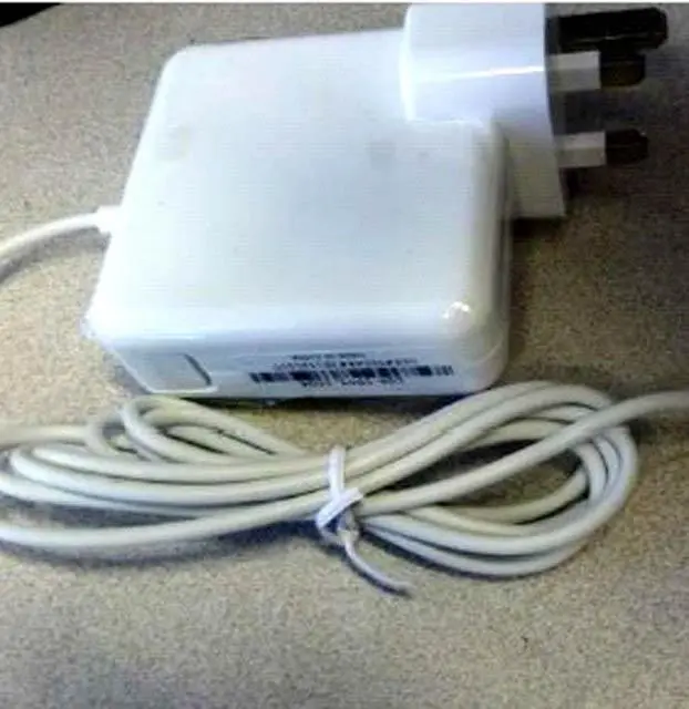 Foto aus der offiziellen Meldung: Replacement AC Adapter Stromversorgung — Risiko: Elektrischer Schlag (A12/1191/14)