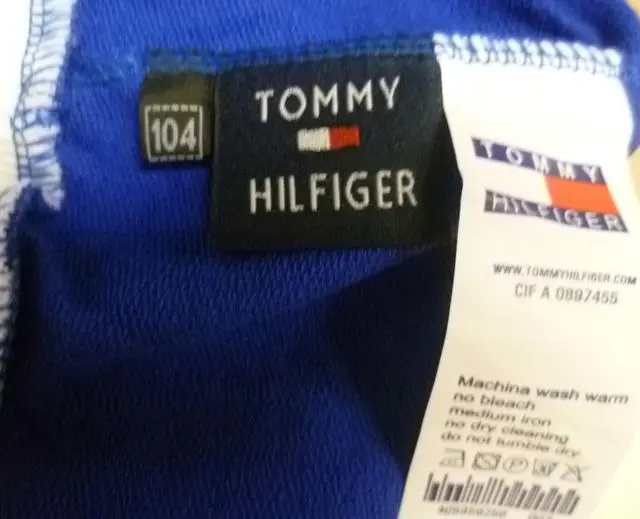 Foto uit de officiële melding: Tommy Hilfiger (MAY BE COUNTERFEIT) Kinderbroeken — risico: Verwonding