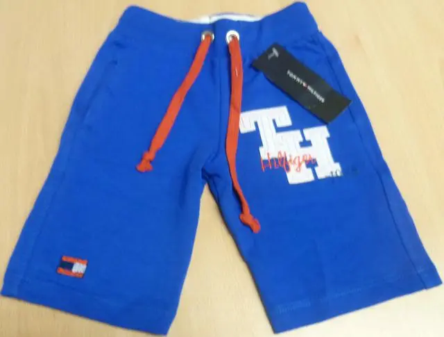 Foto uit de officiële melding: Tommy Hilfiger (MAY BE COUNTERFEIT) Kinderbroeken — risico: Verwonding