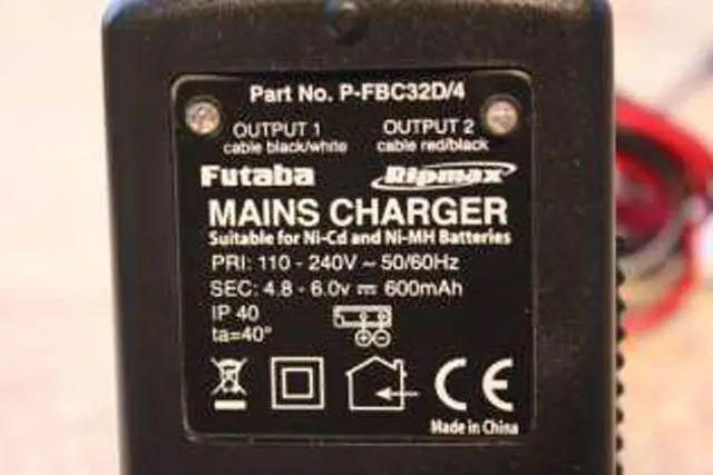 Foto aus der offiziellen Meldung: Futaba Mains Charger Batterieladegerät — Risiko: Elektrischer Schlag & Feuer