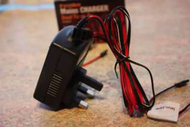 Foto aus der offiziellen Meldung: Futaba Mains Charger Batterieladegerät — Risiko: Elektrischer Schlag & Feuer
