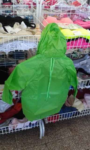 Photo from the official notice: SL Gyermek Esőköpeny ('Children's raincoat') — strangulation risk