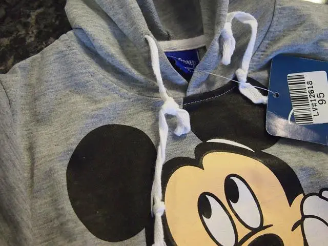 Foto aus der offiziellen Meldung: Disney Kinder-Sweatshirt — Risiko: Strangulierung