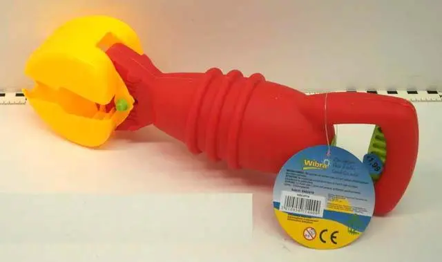 Photo from the official notice: Wibra Zandgrijper (Sand Gripper) plastic sand toy — choking risk