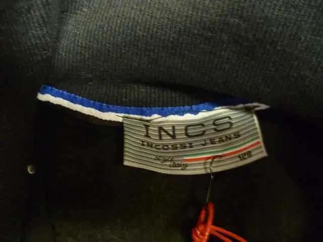 Foto aus der offiziellen Meldung: INCS – Incossi Jeans Kinderjacke — Risiko: Strangulierung