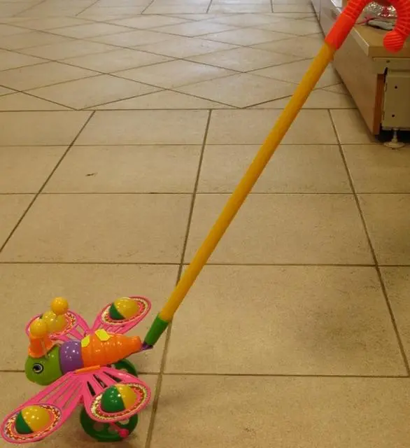 Foto dell’avviso ufficiale: HangLei Toys Pull-Push Butterfly of Ease Giocattolo push-along — rischio: Ostruzione delle vie aeree