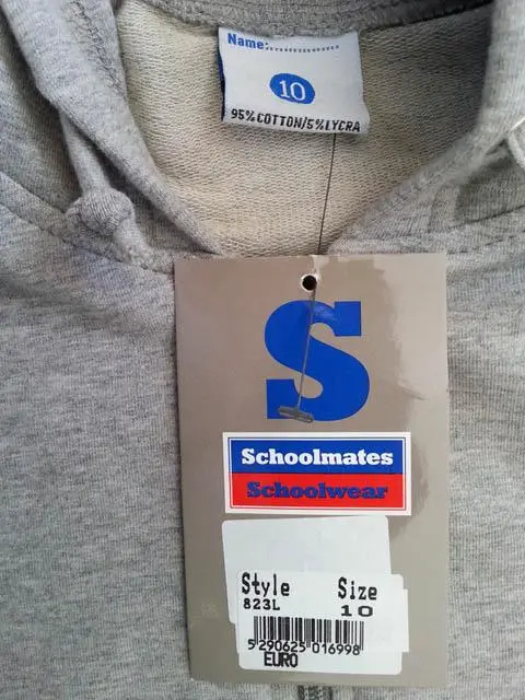 Foto aus der offiziellen Meldung: Schoolmates Schoolwear Kinder-Outfit — Risiko: Strangulierung