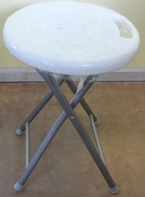 Photo de l’avis officiel: Metal foldable stool Tabouret pliable — risque: Blessures