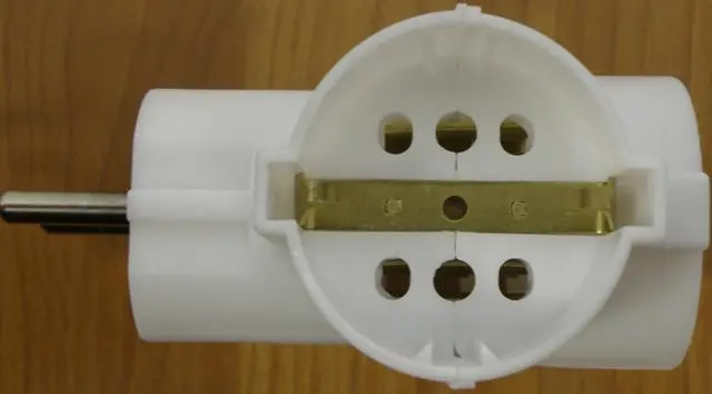 Foto dell’avviso ufficiale: Termál - TC Elfordított Földelt T Elosztó ('Averted T-power strip with earthing') Adattatore di presa — rischio: Scossa elettrica