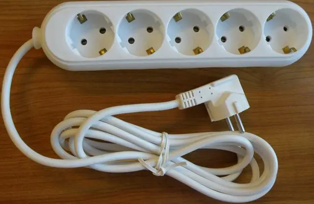 Foto do aviso oficial: ATC (on the packaging); ROMCAB (on the product) Ötös Védőérintkezős Elosztó (5-unit extension lead with safety — risco: Choque elétrico
