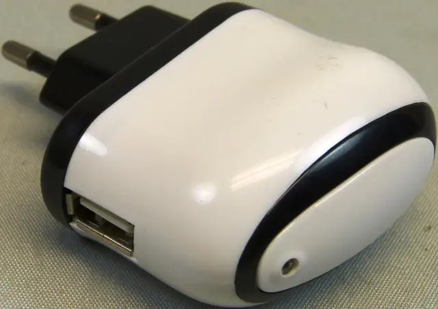 Photo de l’avis officiel: AC Adapter Alimentation USB — risque: Choc électrique & Incendie