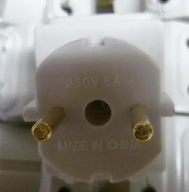 Photo de l’avis officiel: Adaptateur de plug — risque: Brûlures & Choc électrique