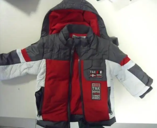 Photo from the official notice: TOM et KIDDY children's clothing set — choking risk