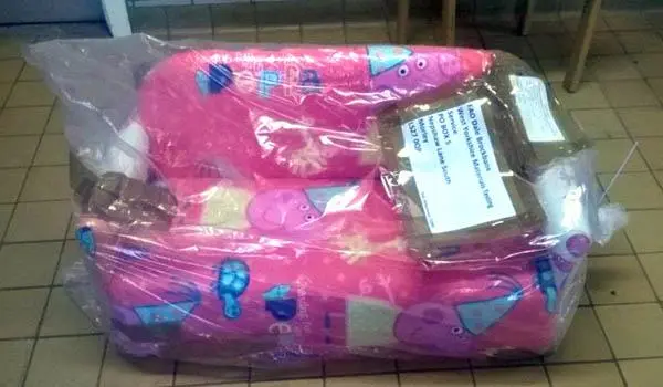 Foto aus der offiziellen Meldung: Gepolsterter Kindersessel — Risiko: Feuer
