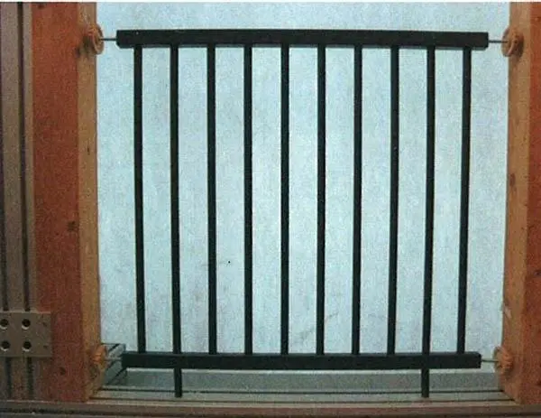 Photo de l’avis officiel: Bebiesfirst ECO Porte de sécurité de l’enfant — risque: Etranglement