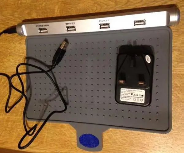 Foto aus der offiziellen Meldung: Vivitar Flexible Charging Station USB Ladematte — Risiko: Elektrischer Schlag