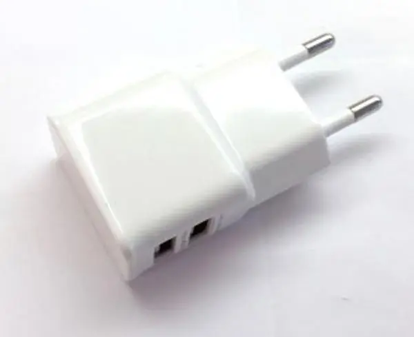 Foto aus der offiziellen Meldung: Toti USB Travel Charger with Lightning Cable USB-Ladegerät — Risiko: Elektrischer Schlag