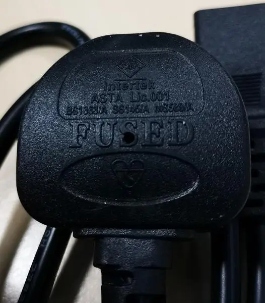 Foto aus der offiziellen Meldung: LED Hydroponics Ltd Super Helios 4 Gewächshauslampe — Risiko: Elektrischer Schlag & Feuer