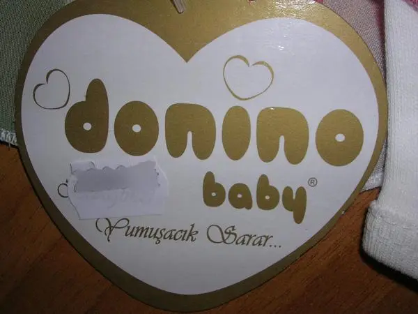Foto do aviso oficial: Donino Roupa de bebé — risco: Engasgamento & Ferimentos