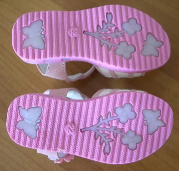 Photo de l’avis officiel: Sandales pour filles — risque: Étouffement