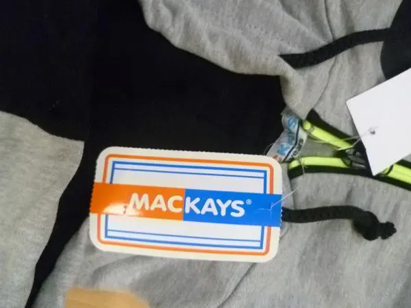 Foto uit de officiële melding: MACKAYS Kinder trainingspak — risico: Verwonding & Verwurging