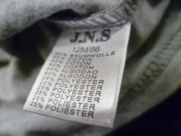 Foto aus der offiziellen Meldung: J.N.S. Kinderkleidungsset — Risiko: Ersticken