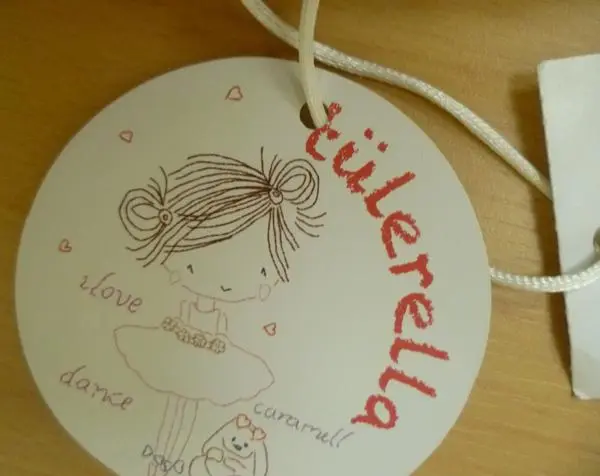 Foto aus der offiziellen Meldung: Caramell Kinderkleider — Risiko: Ersticken