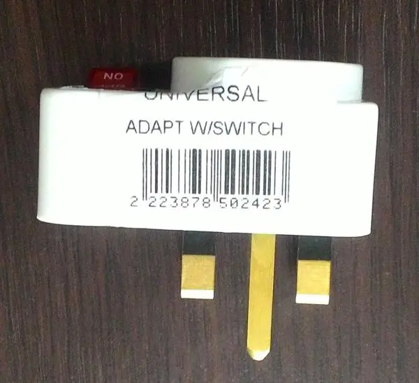 Foto do aviso oficial: Adaptador de plugue de viagem — risco: Choque elétrico