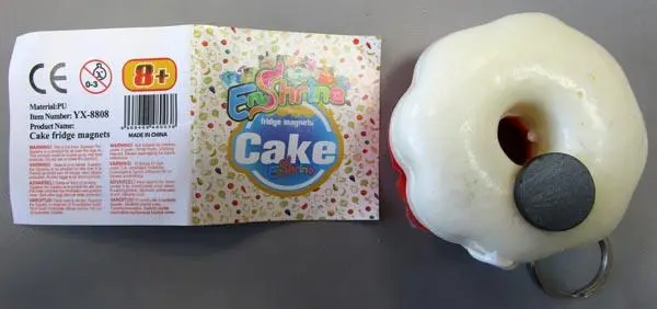 Photo de l’avis officiel: En Shrine Cake fridge magnet Aimant frigo — risque: Étouffement