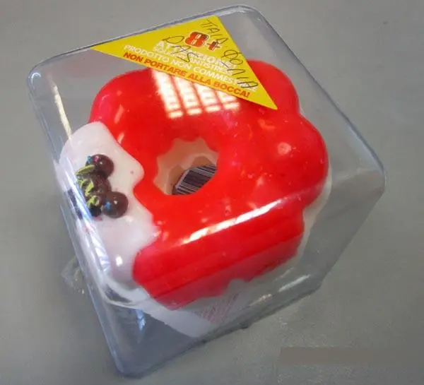 Photo de l’avis officiel: En Shrine Cake fridge magnet Aimant frigo — risque: Étouffement