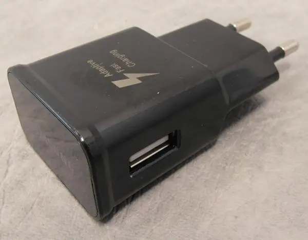 Zdjęcie z oficjalnego zgłoszenia: SAMSUNG (counterfeit) Samsung EP-TA20EWE (Counterfeit) USB-Ładowarka — ryzyko: Porażenie prądem