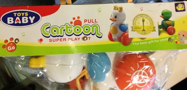 Foto aus der offiziellen Meldung: Toys Baby Pull cartoon super play set Push/Pull – mit Spielzeug — Risiko: Ersticken & Strangulierung