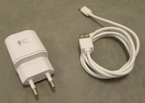 Photo de l’avis officiel: Powerstar Fast charger Chargeur USB — risque: Choc électrique