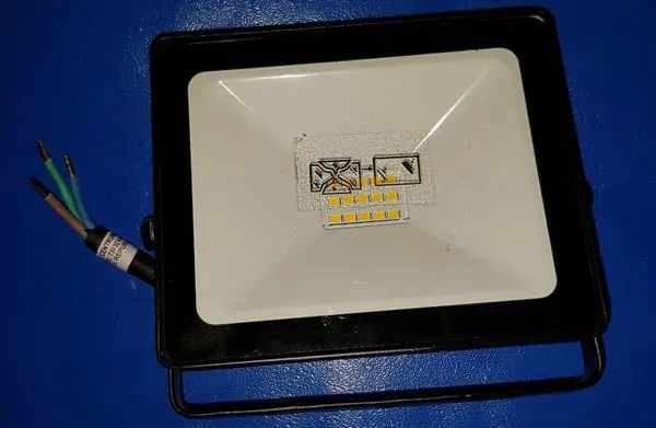 Foto do aviso oficial: TRIXLINE LED FLOOD LIGHT Projetor LED — risco: Choque elétrico